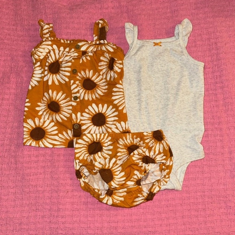 5 / $20 💖
Carter’s 6 to 9 month set with tank top onesie, matching shirt and sho